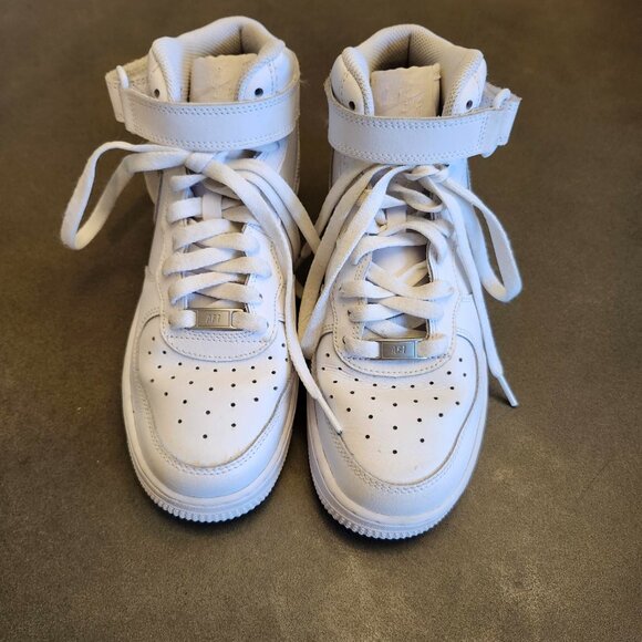 Nike Air Force 1 White Sneakers - Size 6.5Y/8 Women's/7 Men's - Picture 1 of 9